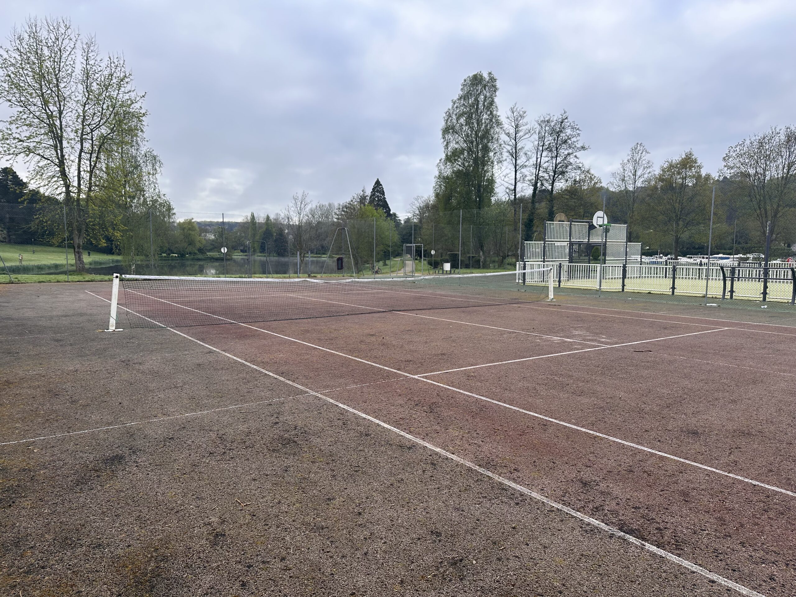 Terrain de tennis, au plan d'eau de rohan